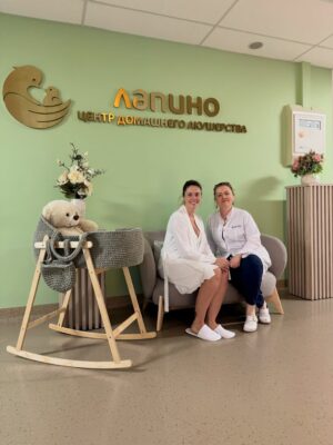 Agata Mutsenietse Instagram - Это пост благодарности @lapinomed ! Самое главное для меня в этот день, было почувствовать что я не в госпитале, а в надежных и теплых руках. Так оно и получилось, уютнейшая родовая палата, окружена теплом и заботой 🩷 Еще конечно, спокойно на душе, когда точно знаешь что если что, врачи лучшие, оборудование самое современное и сразу кажется что все точно будет хорошо и ты расслабляешься! Ольга Юрьевна Уланова моя отдельная теперь любовь и ангел хранитель!  Еще обожаю момент, когда ты выписываешься и тебе говорят, ждем вас снова😄 и ты кривой улыбкой прихрамывая выдавливаешь нервный смешок.. и снова приезжаешь 😄😄😄😄😄😄😄😄 Мы - женщины, конечно великие создания. Так что я благодарю всех женщин, за то что мы делаем! 🩷🩷🩷Мы с дочей уже дома, у нас все хорошо! Всем новогоднего настроения, и счастья и теплого огня ❤️❤️❤️ 
Обнимаю вас сердцем и душой