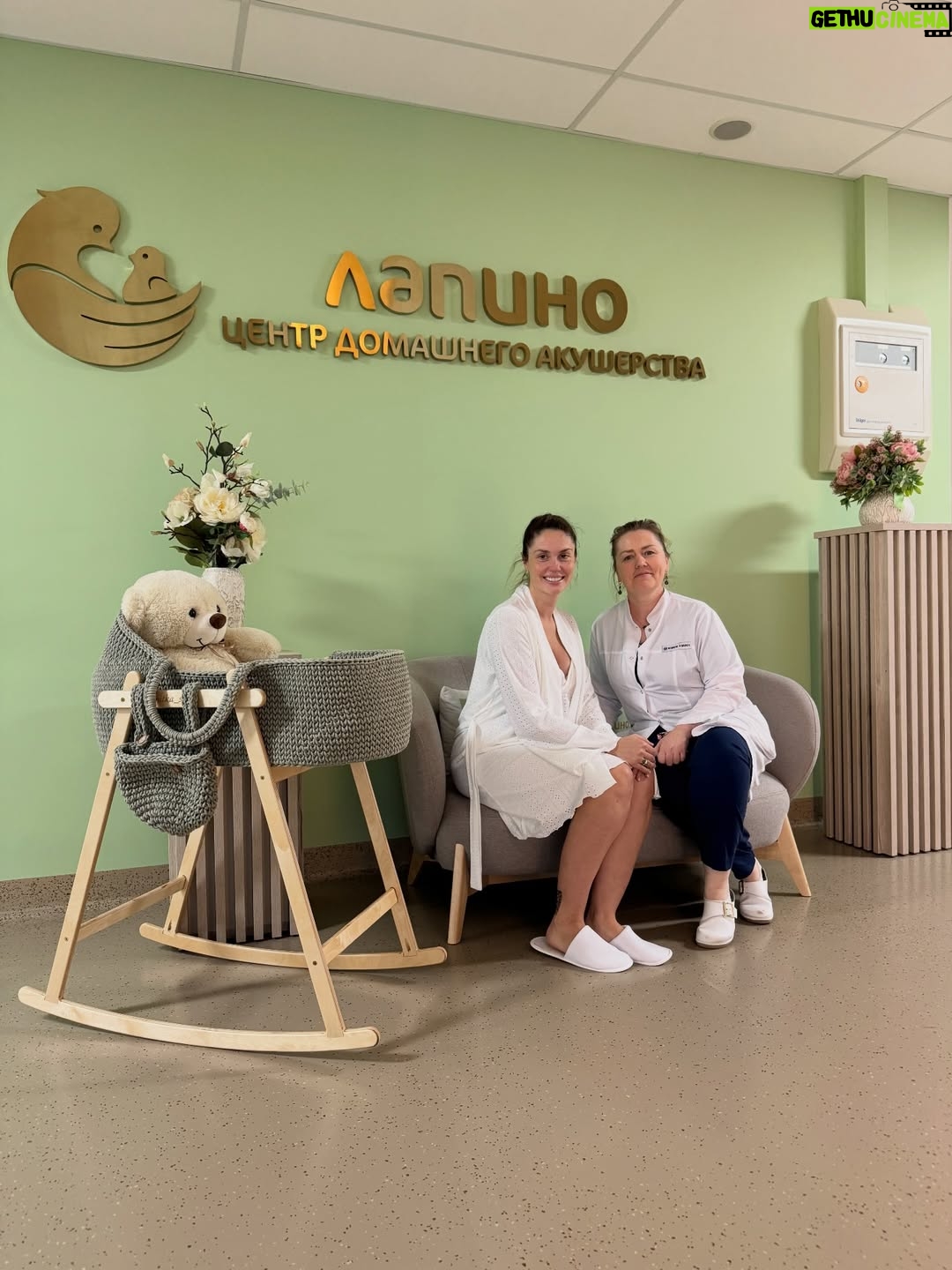 Agata Mutsenietse - 105.1K Likes - Это пост благодарности @lapinomed ! Самое главное для меня в этот день, было почувствовать что я не в госпитале, а в надежных и теплых руках. Так оно и получилось, уютнейшая родовая палата, окружена теплом и заботой 🩷 Еще конечно, спокойно на душе, когда точно знаешь что если что, врачи лучшие, оборудование самое современное и сразу кажется что все точно будет хорошо и ты расслабляешься! Ольга Юрьевна Уланова моя отдельная теперь любовь и ангел хранитель!  Еще обожаю момент, когда ты выписываешься и тебе говорят, ждем вас снова😄 и ты кривой улыбкой прихрамывая выдавливаешь нервный смешок.. и снова приезжаешь 😄😄😄😄😄😄😄😄 Мы - женщины, конечно великие создания. Так что я благодарю всех женщин, за то что мы делаем! 🩷🩷🩷Мы с дочей уже дома, у нас все хорошо! Всем новогоднего настроения, и счастья и теплого огня ❤️❤️❤️ 
Обнимаю вас сердцем и душой