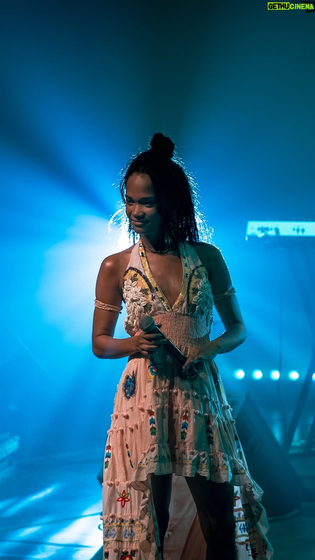 Agnes Nunes - 68K Likes - Primeiros shows do ano foram no @sescpompeia e foi mais que especial, mais que mais que eu poderia ter pensado, obrigada ❤️ 
Amo cantar essa música que me dá tanta força, “Olhos Coloridos” do incrível @macauolhoscoloridos e que conheci na voz da rainha @sandradesa_oficial 🌟
vídeo por @suavenaprod