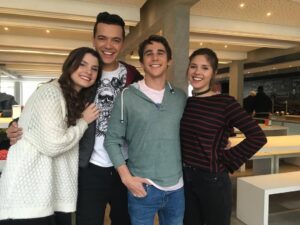 Agustina Palma Instagram - Después de 10 años, vuelve Once. 🐦‍🔥mañana x @disneyplus 
Y hoy quiero dejar por aquí algunas fotos que me llenan el corazón.
La vida a veces es muy increíble (chistosa) …

Estar lejos de casa, dejar una vida atrás… dar un paso a lo desconocido…no siempre es fácil. Nadie se anima cuando no hay algo “seguro”. 
La vida a veces se vuelve graciosa.
¿Cómo puede ser que el 18 de marzo se estrene Once…
y el 19 de marzo se estrene la segunda temporada de Máxima,
un proyecto que hice en Holanda, tan lejos de casa… pero que también habla de mi hogar?
La vida es un juego. 
Y hasta predecible, si sabes cómo mirarla.

Porque la vida te prueba con lo que más puede dolerte,
para mostrarte que tiene un plan mucho más grande para vos.
Me siento profundamente agradecida de haber sido parte de un proyecto tan mágico como Once.

Todavía me acuerdo del día que hice el casting…
de todo lo que pasó antes de ese “quedaste”.
Y sí, hubo suerte.
Pero también hubo esfuerzo, movimiento, acción…
yo quería estar ahí con todo mi corazón ( y los que me conocen saben que no paré hasta conseguirlo).
Ser parte de este grupo me cambió la vida.
Gracias a ustedes —los fans de once — que 10 años después siguen acá.
Nada en mi camino habría sido igual sin ustedes.
Y gracias a mi familia @disneyplusla por confiar en mí,
por permitirme ser Martina… y después Celeste.

Para siempre:
Martina.
Lorenzo.
Once. 
♥️