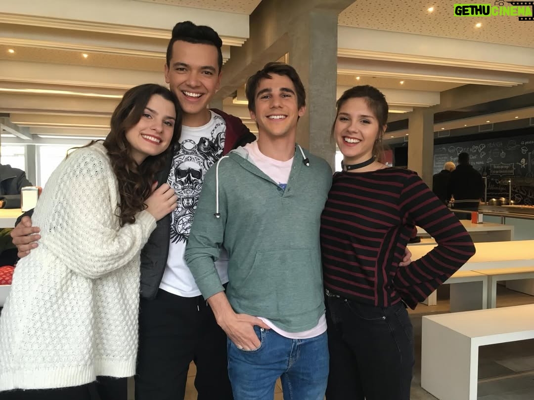 Agustina Palma - 102.1K Likes - Después de 10 años, vuelve Once. 🐦‍🔥mañana x @disneyplus 
Y hoy quiero dejar por aquí algunas fotos que me llenan el corazón.
La vida a veces es muy increíble (chistosa) …

Estar lejos de casa, dejar una vida atrás… dar un paso a lo desconocido…no siempre es fácil. Nadie se anima cuando no hay algo “seguro”. 
La vida a veces se vuelve graciosa.
¿Cómo puede ser que el 18 de marzo se estrene Once…
y el 19 de marzo se estrene la segunda temporada de Máxima,
un proyecto que hice en Holanda, tan lejos de casa… pero que también habla de mi hogar?
La vida es un juego. 
Y hasta predecible, si sabes cómo mirarla.

Porque la vida te prueba con lo que más puede dolerte,
para mostrarte que tiene un plan mucho más grande para vos.
Me siento profundamente agradecida de haber sido parte de un proyecto tan mágico como Once.

Todavía me acuerdo del día que hice el casting…
de todo lo que pasó antes de ese “quedaste”.
Y sí, hubo suerte.
Pero también hubo esfuerzo, movimiento, acción…
yo quería estar ahí con todo mi corazón ( y los que me conocen saben que no paré hasta conseguirlo).
Ser parte de este grupo me cambió la vida.
Gracias a ustedes —los fans de once — que 10 años después siguen acá.
Nada en mi camino habría sido igual sin ustedes.
Y gracias a mi familia @disneyplusla por confiar en mí,
por permitirme ser Martina… y después Celeste.

Para siempre:
Martina.
Lorenzo.
Once. 
♥️