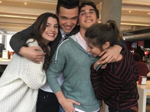 Agustina Palma Instagram - Después de 10 años, vuelve Once. 🐦‍🔥mañana x @disneyplus 
Y hoy quiero dejar por aquí algunas fotos que me llenan el corazón.
La vida a veces es muy increíble (chistosa) …

Estar lejos de casa, dejar una vida atrás… dar un paso a lo desconocido…no siempre es fácil. Nadie se anima cuando no hay algo “seguro”. 
La vida a veces se vuelve graciosa.
¿Cómo puede ser que el 18 de marzo se estrene Once…
y el 19 de marzo se estrene la segunda temporada de Máxima,
un proyecto que hice en Holanda, tan lejos de casa… pero que también habla de mi hogar?
La vida es un juego. 
Y hasta predecible, si sabes cómo mirarla.

Porque la vida te prueba con lo que más puede dolerte,
para mostrarte que tiene un plan mucho más grande para vos.
Me siento profundamente agradecida de haber sido parte de un proyecto tan mágico como Once.

Todavía me acuerdo del día que hice el casting…
de todo lo que pasó antes de ese “quedaste”.
Y sí, hubo suerte.
Pero también hubo esfuerzo, movimiento, acción…
yo quería estar ahí con todo mi corazón ( y los que me conocen saben que no paré hasta conseguirlo).
Ser parte de este grupo me cambió la vida.
Gracias a ustedes —los fans de once — que 10 años después siguen acá.
Nada en mi camino habría sido igual sin ustedes.
Y gracias a mi familia @disneyplusla por confiar en mí,
por permitirme ser Martina… y después Celeste.

Para siempre:
Martina.
Lorenzo.
Once. 
♥️