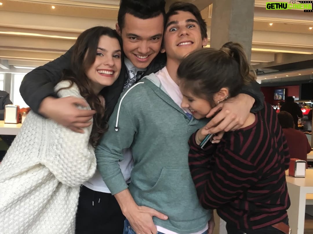 Agustina Palma - 102.1K Likes - Después de 10 años, vuelve Once. 🐦‍🔥mañana x @disneyplus 
Y hoy quiero dejar por aquí algunas fotos que me llenan el corazón.
La vida a veces es muy increíble (chistosa) …

Estar lejos de casa, dejar una vida atrás… dar un paso a lo desconocido…no siempre es fácil. Nadie se anima cuando no hay algo “seguro”. 
La vida a veces se vuelve graciosa.
¿Cómo puede ser que el 18 de marzo se estrene Once…
y el 19 de marzo se estrene la segunda temporada de Máxima,
un proyecto que hice en Holanda, tan lejos de casa… pero que también habla de mi hogar?
La vida es un juego. 
Y hasta predecible, si sabes cómo mirarla.

Porque la vida te prueba con lo que más puede dolerte,
para mostrarte que tiene un plan mucho más grande para vos.
Me siento profundamente agradecida de haber sido parte de un proyecto tan mágico como Once.

Todavía me acuerdo del día que hice el casting…
de todo lo que pasó antes de ese “quedaste”.
Y sí, hubo suerte.
Pero también hubo esfuerzo, movimiento, acción…
yo quería estar ahí con todo mi corazón ( y los que me conocen saben que no paré hasta conseguirlo).
Ser parte de este grupo me cambió la vida.
Gracias a ustedes —los fans de once — que 10 años después siguen acá.
Nada en mi camino habría sido igual sin ustedes.
Y gracias a mi familia @disneyplusla por confiar en mí,
por permitirme ser Martina… y después Celeste.

Para siempre:
Martina.
Lorenzo.
Once. 
♥️