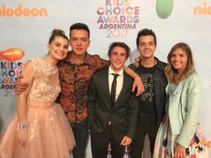 Agustina Palma Instagram - Después de 10 años, vuelve Once. 🐦‍🔥mañana x @disneyplus 
Y hoy quiero dejar por aquí algunas fotos que me llenan el corazón.
La vida a veces es muy increíble (chistosa) …

Estar lejos de casa, dejar una vida atrás… dar un paso a lo desconocido…no siempre es fácil. Nadie se anima cuando no hay algo “seguro”. 
La vida a veces se vuelve graciosa.
¿Cómo puede ser que el 18 de marzo se estrene Once…
y el 19 de marzo se estrene la segunda temporada de Máxima,
un proyecto que hice en Holanda, tan lejos de casa… pero que también habla de mi hogar?
La vida es un juego. 
Y hasta predecible, si sabes cómo mirarla.

Porque la vida te prueba con lo que más puede dolerte,
para mostrarte que tiene un plan mucho más grande para vos.
Me siento profundamente agradecida de haber sido parte de un proyecto tan mágico como Once.

Todavía me acuerdo del día que hice el casting…
de todo lo que pasó antes de ese “quedaste”.
Y sí, hubo suerte.
Pero también hubo esfuerzo, movimiento, acción…
yo quería estar ahí con todo mi corazón ( y los que me conocen saben que no paré hasta conseguirlo).
Ser parte de este grupo me cambió la vida.
Gracias a ustedes —los fans de once — que 10 años después siguen acá.
Nada en mi camino habría sido igual sin ustedes.
Y gracias a mi familia @disneyplusla por confiar en mí,
por permitirme ser Martina… y después Celeste.

Para siempre:
Martina.
Lorenzo.
Once. 
♥️