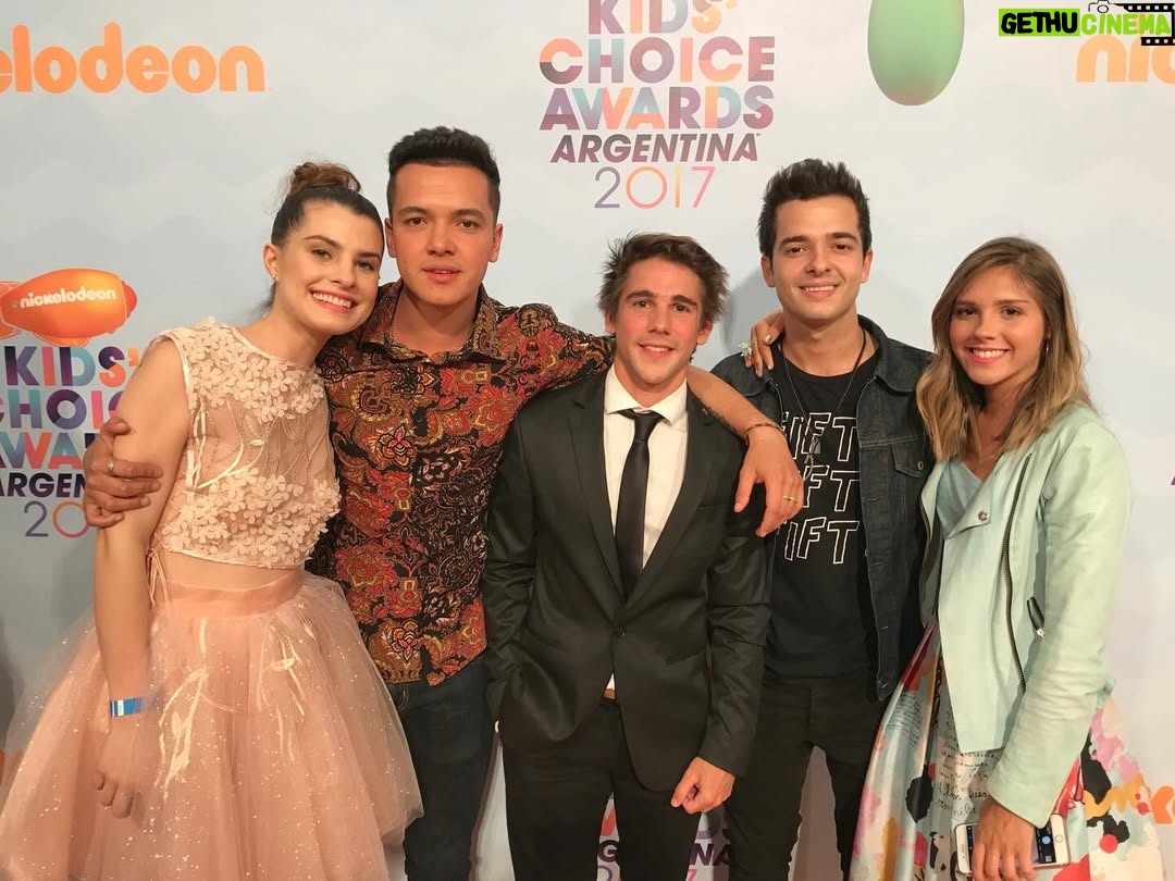 Agustina Palma - 102.1K Likes - Después de 10 años, vuelve Once. 🐦‍🔥mañana x @disneyplus 
Y hoy quiero dejar por aquí algunas fotos que me llenan el corazón.
La vida a veces es muy increíble (chistosa) …

Estar lejos de casa, dejar una vida atrás… dar un paso a lo desconocido…no siempre es fácil. Nadie se anima cuando no hay algo “seguro”. 
La vida a veces se vuelve graciosa.
¿Cómo puede ser que el 18 de marzo se estrene Once…
y el 19 de marzo se estrene la segunda temporada de Máxima,
un proyecto que hice en Holanda, tan lejos de casa… pero que también habla de mi hogar?
La vida es un juego. 
Y hasta predecible, si sabes cómo mirarla.

Porque la vida te prueba con lo que más puede dolerte,
para mostrarte que tiene un plan mucho más grande para vos.
Me siento profundamente agradecida de haber sido parte de un proyecto tan mágico como Once.

Todavía me acuerdo del día que hice el casting…
de todo lo que pasó antes de ese “quedaste”.
Y sí, hubo suerte.
Pero también hubo esfuerzo, movimiento, acción…
yo quería estar ahí con todo mi corazón ( y los que me conocen saben que no paré hasta conseguirlo).
Ser parte de este grupo me cambió la vida.
Gracias a ustedes —los fans de once — que 10 años después siguen acá.
Nada en mi camino habría sido igual sin ustedes.
Y gracias a mi familia @disneyplusla por confiar en mí,
por permitirme ser Martina… y después Celeste.

Para siempre:
Martina.
Lorenzo.
Once. 
♥️