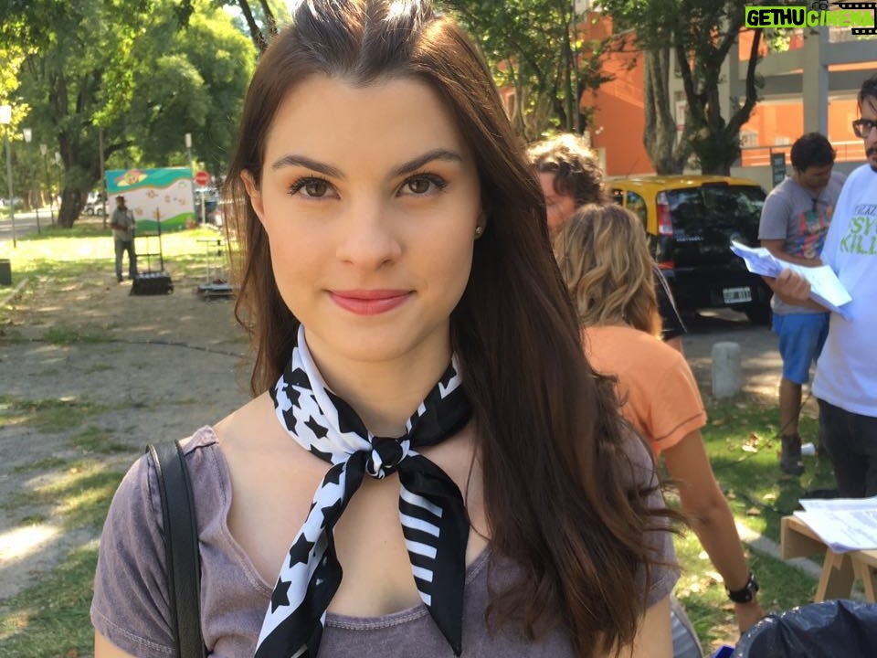 Agustina Palma - 102.1K Likes - Después de 10 años, vuelve Once. 🐦‍🔥mañana x @disneyplus 
Y hoy quiero dejar por aquí algunas fotos que me llenan el corazón.
La vida a veces es muy increíble (chistosa) …

Estar lejos de casa, dejar una vida atrás… dar un paso a lo desconocido…no siempre es fácil. Nadie se anima cuando no hay algo “seguro”. 
La vida a veces se vuelve graciosa.
¿Cómo puede ser que el 18 de marzo se estrene Once…
y el 19 de marzo se estrene la segunda temporada de Máxima,
un proyecto que hice en Holanda, tan lejos de casa… pero que también habla de mi hogar?
La vida es un juego. 
Y hasta predecible, si sabes cómo mirarla.

Porque la vida te prueba con lo que más puede dolerte,
para mostrarte que tiene un plan mucho más grande para vos.
Me siento profundamente agradecida de haber sido parte de un proyecto tan mágico como Once.

Todavía me acuerdo del día que hice el casting…
de todo lo que pasó antes de ese “quedaste”.
Y sí, hubo suerte.
Pero también hubo esfuerzo, movimiento, acción…
yo quería estar ahí con todo mi corazón ( y los que me conocen saben que no paré hasta conseguirlo).
Ser parte de este grupo me cambió la vida.
Gracias a ustedes —los fans de once — que 10 años después siguen acá.
Nada en mi camino habría sido igual sin ustedes.
Y gracias a mi familia @disneyplusla por confiar en mí,
por permitirme ser Martina… y después Celeste.

Para siempre:
Martina.
Lorenzo.
Once. 
♥️