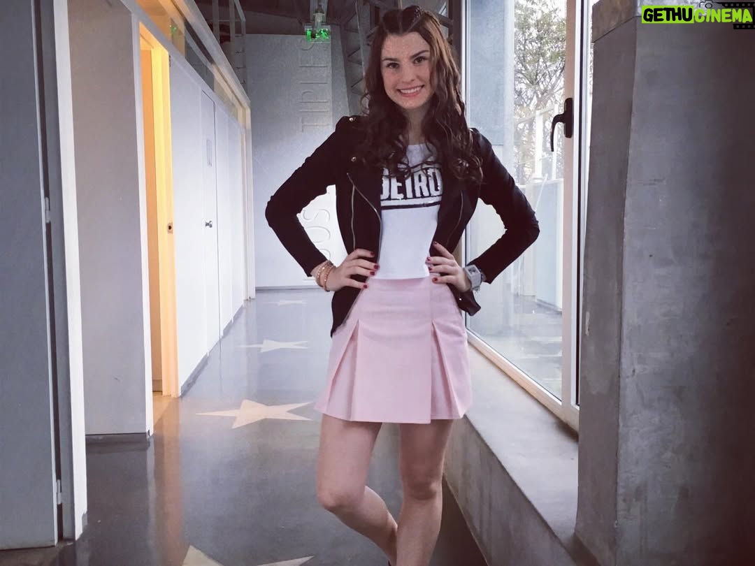 Agustina Palma - 102.1K Likes - Después de 10 años, vuelve Once. 🐦‍🔥mañana x @disneyplus 
Y hoy quiero dejar por aquí algunas fotos que me llenan el corazón.
La vida a veces es muy increíble (chistosa) …

Estar lejos de casa, dejar una vida atrás… dar un paso a lo desconocido…no siempre es fácil. Nadie se anima cuando no hay algo “seguro”. 
La vida a veces se vuelve graciosa.
¿Cómo puede ser que el 18 de marzo se estrene Once…
y el 19 de marzo se estrene la segunda temporada de Máxima,
un proyecto que hice en Holanda, tan lejos de casa… pero que también habla de mi hogar?
La vida es un juego. 
Y hasta predecible, si sabes cómo mirarla.

Porque la vida te prueba con lo que más puede dolerte,
para mostrarte que tiene un plan mucho más grande para vos.
Me siento profundamente agradecida de haber sido parte de un proyecto tan mágico como Once.

Todavía me acuerdo del día que hice el casting…
de todo lo que pasó antes de ese “quedaste”.
Y sí, hubo suerte.
Pero también hubo esfuerzo, movimiento, acción…
yo quería estar ahí con todo mi corazón ( y los que me conocen saben que no paré hasta conseguirlo).
Ser parte de este grupo me cambió la vida.
Gracias a ustedes —los fans de once — que 10 años después siguen acá.
Nada en mi camino habría sido igual sin ustedes.
Y gracias a mi familia @disneyplusla por confiar en mí,
por permitirme ser Martina… y después Celeste.

Para siempre:
Martina.
Lorenzo.
Once. 
♥️