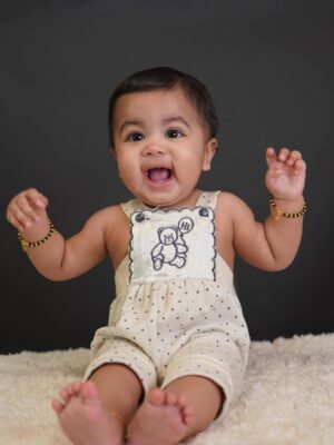 Ahana Kumar Instagram - Welcome to the club my son! @_neeomaswinkrishna_ 🧿❤️
Shot by @ahaana_krishna