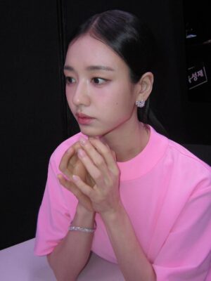 Ahn Eun-jin Instagram - .
정말 너무너무 감사했습니다. 
덕분에 따뜻한 새해 맞이했어요.
모두 새해복 많이 받으시고 건강한 한해되시길 바랍니다🩷

#dynamitekiss
