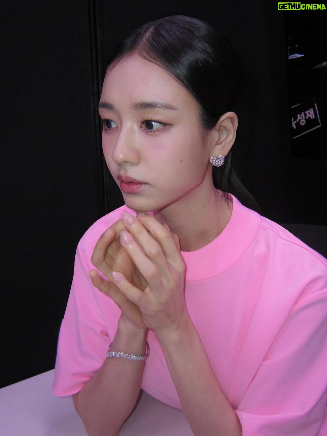 Ahn Eun-jin - 415.4K Likes - .
정말 너무너무 감사했습니다. 
덕분에 따뜻한 새해 맞이했어요.
모두 새해복 많이 받으시고 건강한 한해되시길 바랍니다🩷

#dynamitekiss