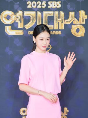 Ahn Eun-jin Instagram - .
정말 너무너무 감사했습니다. 
덕분에 따뜻한 새해 맞이했어요.
모두 새해복 많이 받으시고 건강한 한해되시길 바랍니다🩷

#dynamitekiss