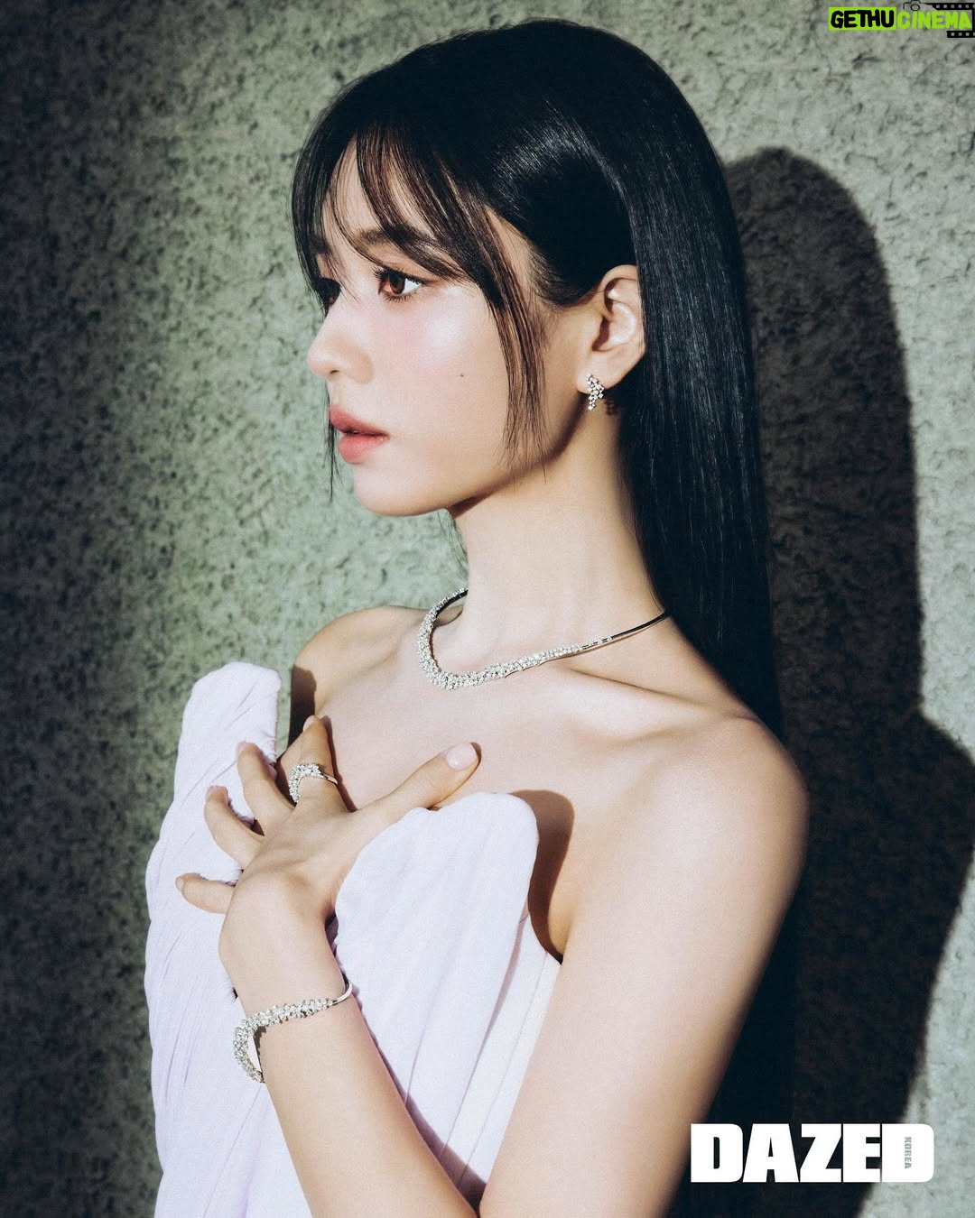 Ahn Eun-jin - 352.2K Likes - @dazedkorea 그리고 @damianiofficial ✨