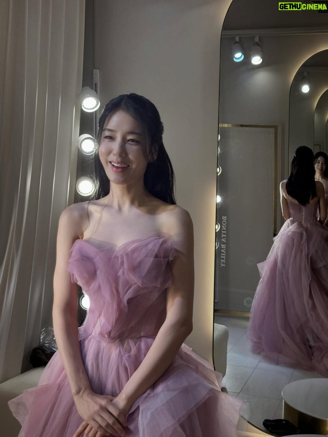 Ahn Eun-jin - 860.1K Likes - 