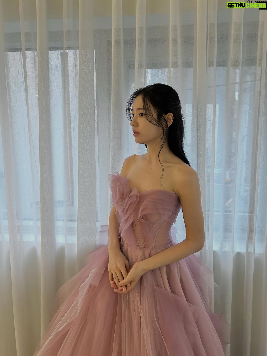 Ahn Eun-jin - 860.1K Likes - 