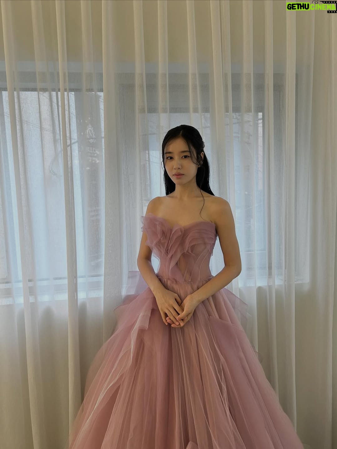 Ahn Eun-jin - 860.1K Likes - 