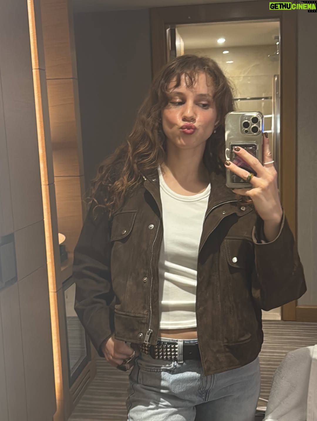 Ahsen Eroğlu - 88.3K Likes - Güle güle 2025 hadi canım 👋 daha güzel günlere yer açalım hadi olduu… 🙋🏼‍♀️ 💛🩶🤎