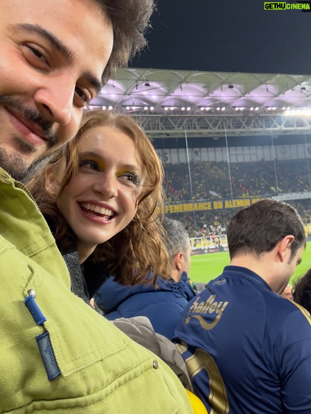 Ahsen Eroğlu - 88.3K Likes - Güle güle 2025 hadi canım 👋 daha güzel günlere yer açalım hadi olduu… 🙋🏼‍♀️ 💛🩶🤎