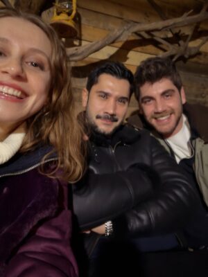 Ahsen Eroğlu Instagram - Ah leyleklerin dostu serseri Çidom sana veda etmek de varmış. Fotoğrafta olmayan, kamera önü/arkası tüm ekibe kocaman bir teşekkür borçluyum. Uzun soluklu olmasa da birbirimize çok değerli bir arkadaşlık bıraktık geride. Sizi seviyorum canlarım 🫶🏼❤️ 🕊️🪿

#RüyaGibisonsuzdur @ruyagibidizi @tmcfilm @showtv