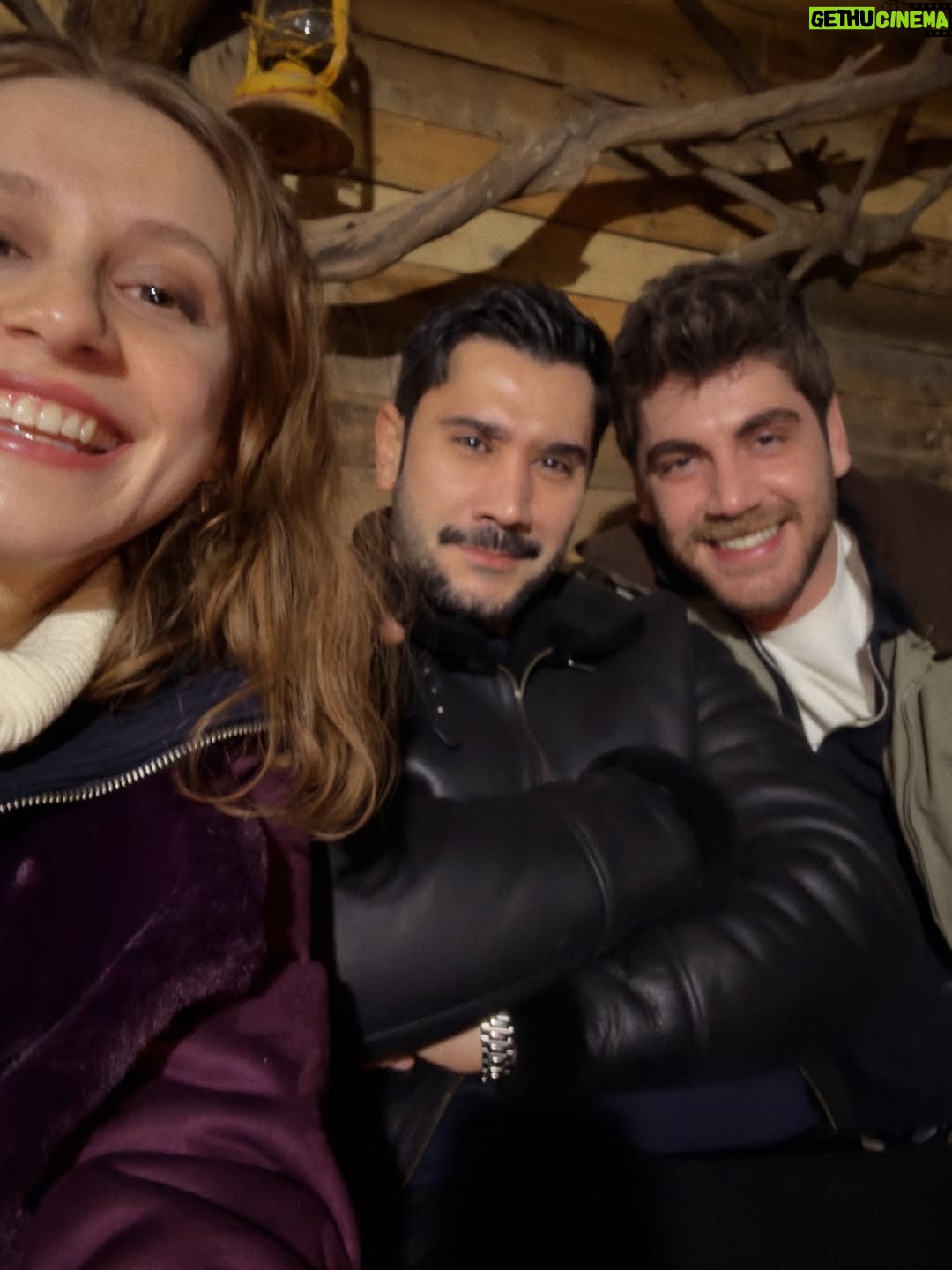 Ahsen Eroğlu - 79.7K Likes - Ah leyleklerin dostu serseri Çidom sana veda etmek de varmış. Fotoğrafta olmayan, kamera önü/arkası tüm ekibe kocaman bir teşekkür borçluyum. Uzun soluklu olmasa da birbirimize çok değerli bir arkadaşlık bıraktık geride. Sizi seviyorum canlarım 🫶🏼❤️ 🕊️🪿

#RüyaGibisonsuzdur @ruyagibidizi @tmcfilm @showtv