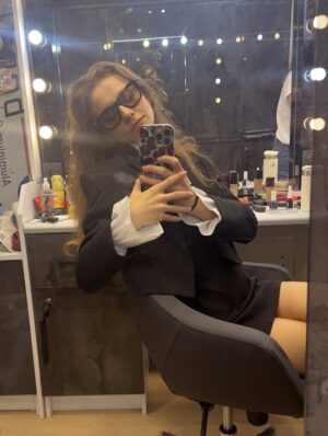 Ahsen Eroğlu Instagram - Ah leyleklerin dostu serseri Çidom sana veda etmek de varmış. Fotoğrafta olmayan, kamera önü/arkası tüm ekibe kocaman bir teşekkür borçluyum. Uzun soluklu olmasa da birbirimize çok değerli bir arkadaşlık bıraktık geride. Sizi seviyorum canlarım 🫶🏼❤️ 🕊️🪿

#RüyaGibisonsuzdur @ruyagibidizi @tmcfilm @showtv