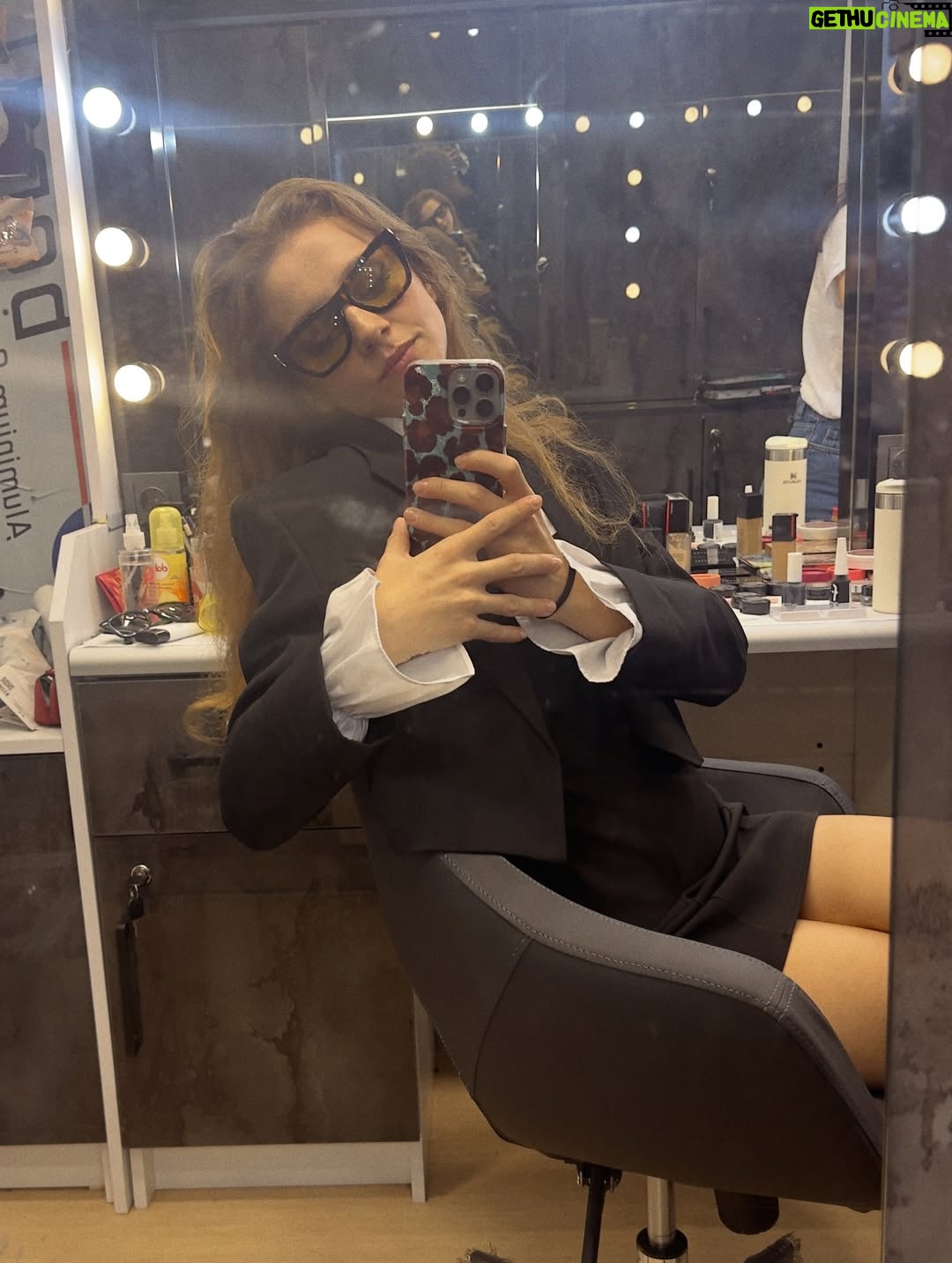 Ahsen Eroğlu - 79.7K Likes - Ah leyleklerin dostu serseri Çidom sana veda etmek de varmış. Fotoğrafta olmayan, kamera önü/arkası tüm ekibe kocaman bir teşekkür borçluyum. Uzun soluklu olmasa da birbirimize çok değerli bir arkadaşlık bıraktık geride. Sizi seviyorum canlarım 🫶🏼❤️ 🕊️🪿

#RüyaGibisonsuzdur @ruyagibidizi @tmcfilm @showtv