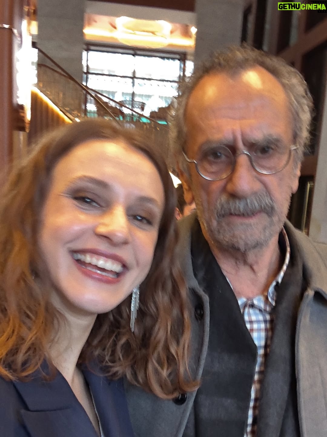 Ahsen Eroğlu - 79.7K Likes - Ah leyleklerin dostu serseri Çidom sana veda etmek de varmış. Fotoğrafta olmayan, kamera önü/arkası tüm ekibe kocaman bir teşekkür borçluyum. Uzun soluklu olmasa da birbirimize çok değerli bir arkadaşlık bıraktık geride. Sizi seviyorum canlarım 🫶🏼❤️ 🕊️🪿

#RüyaGibisonsuzdur @ruyagibidizi @tmcfilm @showtv