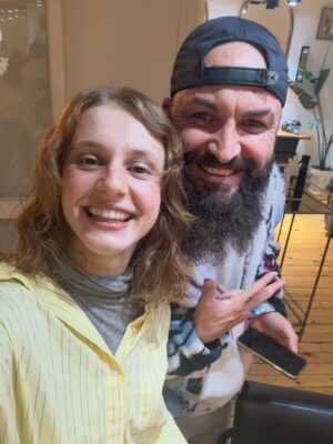 Ahsen Eroğlu Instagram - Ah leyleklerin dostu serseri Çidom sana veda etmek de varmış. Fotoğrafta olmayan, kamera önü/arkası tüm ekibe kocaman bir teşekkür borçluyum. Uzun soluklu olmasa da birbirimize çok değerli bir arkadaşlık bıraktık geride. Sizi seviyorum canlarım 🫶🏼❤️ 🕊️🪿

#RüyaGibisonsuzdur @ruyagibidizi @tmcfilm @showtv