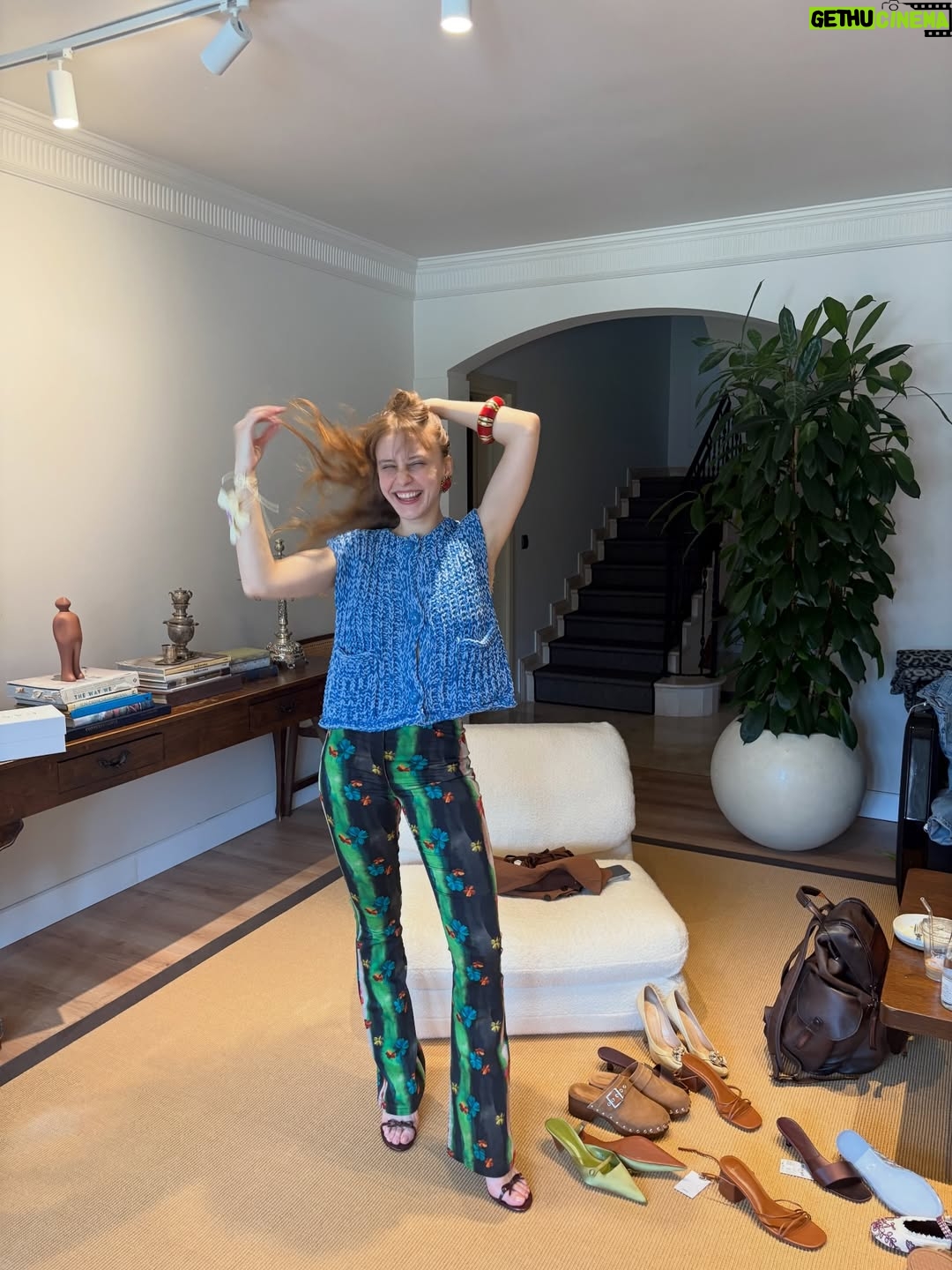 Ahsen Eroğlu - 88.3K Likes - Güle güle 2025 hadi canım 👋 daha güzel günlere yer açalım hadi olduu… 🙋🏼‍♀️ 💛🩶🤎