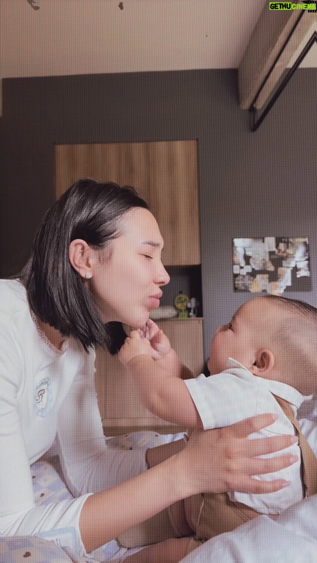 Aida Victoria Merlano - 645.5K Likes - “Aida era desordenada y vivía llevada por la levedad. No porque no supiera profundizar, sino porque antes de Emi la vida todavía se sentía como un ensayo general.

Entonces nació Emi. Y algo en ella se reconoció.

No fue que Aida dejara de ser quien era, fue que descubrió una versión nueva de sí misma”.