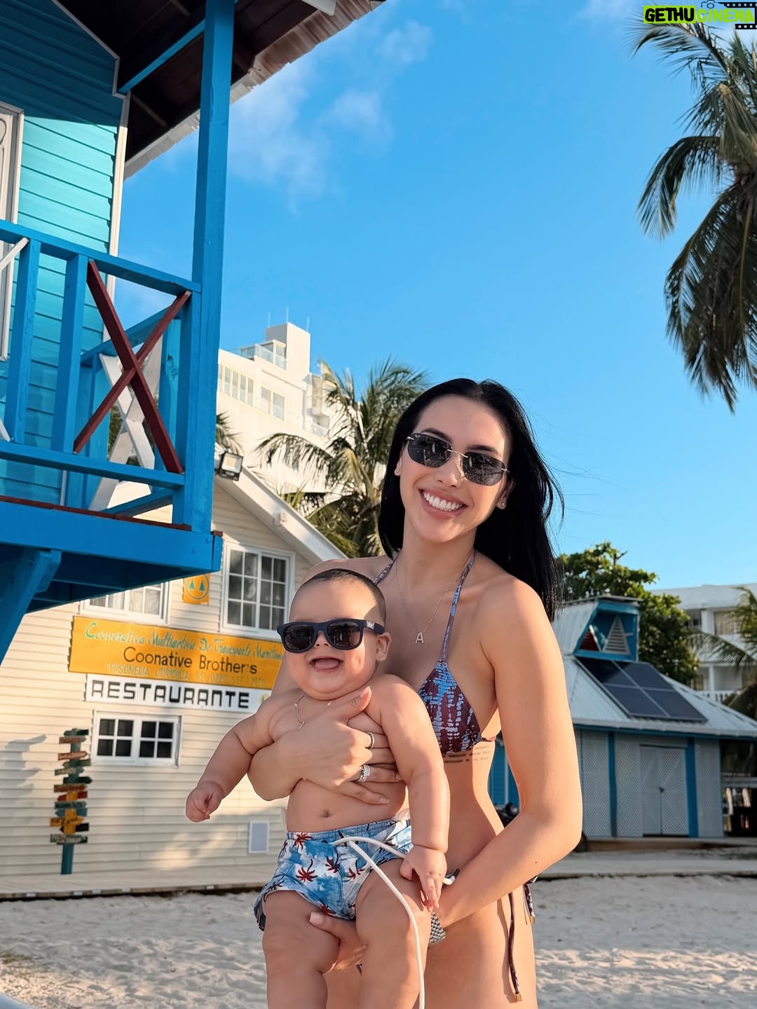 Aida Victoria Merlano - 1.8 Million Likes - Nuestras primeras vacaciones ❤️