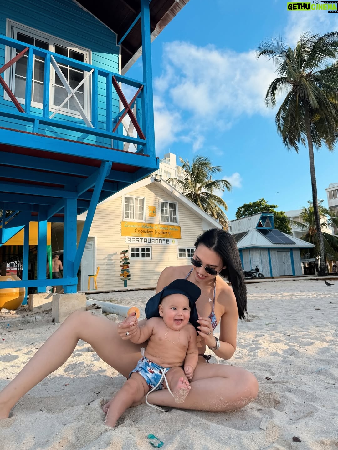 Aida Victoria Merlano - 1.8 Million Likes - Nuestras primeras vacaciones ❤️