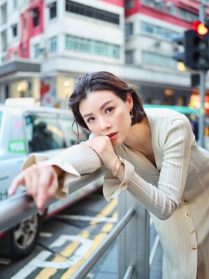 Aimee Chan Instagram - Hi Sunday ! 🤗 What’s everyone up to today? 

 @selfportrait_hongkong #chill #fashion