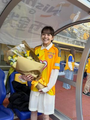 Airi Matsui Instagram - ベガルタ仙台　いもくり佐太郎マッチデー
始球式参加させて頂きました⚽️

勝利！5連勝！！✨
嬉しいですね！

そしてユニフォームまで作って頂きました！！幸せだ☺️

久しぶりに生の試合観戦は楽しかったなぁ
れんじも頑張ってました！

次も勝てますように…！

応援するぞーー📣