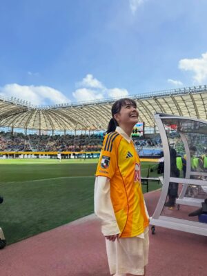 Airi Matsui Instagram - ベガルタ仙台　いもくり佐太郎マッチデー
始球式参加させて頂きました⚽️

勝利！5連勝！！✨
嬉しいですね！

そしてユニフォームまで作って頂きました！！幸せだ☺️

久しぶりに生の試合観戦は楽しかったなぁ
れんじも頑張ってました！

次も勝てますように…！

応援するぞーー📣