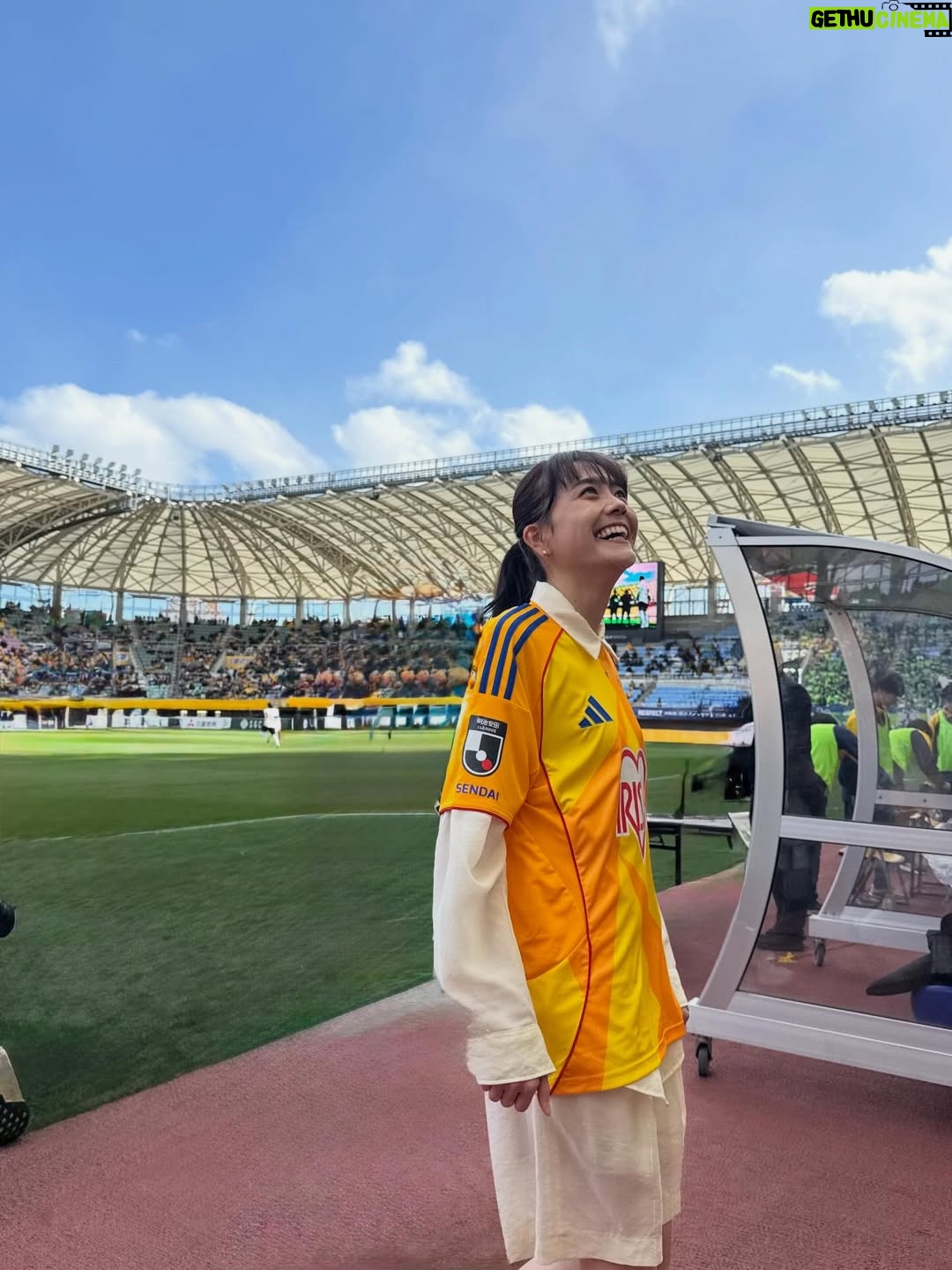 Airi Matsui - 25.1K Likes - ベガルタ仙台　いもくり佐太郎マッチデー
始球式参加させて頂きました⚽️

勝利！5連勝！！✨
嬉しいですね！

そしてユニフォームまで作って頂きました！！幸せだ☺️

久しぶりに生の試合観戦は楽しかったなぁ
れんじも頑張ってました！

次も勝てますように…！

応援するぞーー📣