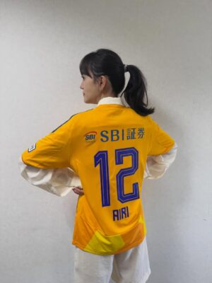 Airi Matsui Instagram - ベガルタ仙台　いもくり佐太郎マッチデー
始球式参加させて頂きました⚽️

勝利！5連勝！！✨
嬉しいですね！

そしてユニフォームまで作って頂きました！！幸せだ☺️

久しぶりに生の試合観戦は楽しかったなぁ
れんじも頑張ってました！

次も勝てますように…！

応援するぞーー📣