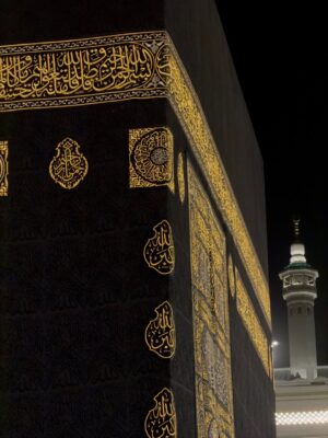Aisha Zafar Khan Instagram - I wasn’t asking for miracles 
I wasn’t searching for answers
I was simply there, present, calm, and full.

I held my baby, moved slowly, and allowed myself to feel the moment fully

My first Umrah as a mother is a memory I’ll carry with the same gentleness I carried my child 🤍