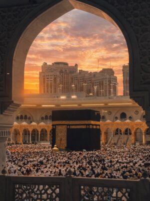 Aisha Zafar Khan Instagram - Last Jummah of Ramadan 
A moment of reflection, gratitude, and prayer in the shadow of the Kaaba. May our prayers be accepted and our hearts remain guided long after this blessed month ends 🤍
