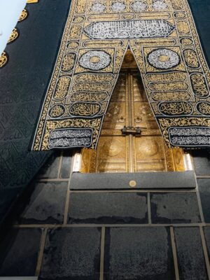 Aisha Zafar Khan Instagram - Every drop carries mercy. Every moment carries peace 🤍