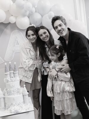 Aislinn Derbez Instagram - Aún no superamos la fiesta de ensueño de Kai porque hay momentos que quisiéramos congelar en el tiempo y ese día fue uno de ellos y porque verla crecer es lo más hermoso y lo más intenso al mismo tiempo😅
Ojalá el tiempo pasara más lento cuando se trata de los hij@s🥹😍...

📸 @aplm.official 
@choupinet.playroom