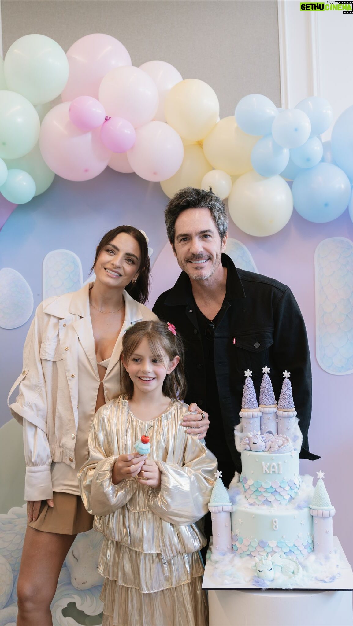 Aislinn Derbez - 701.8K Likes - Ayer vivimos la fiesta que Kai soñaba: dragones, magia y fantasía y verla feliz fue el mejor regalo de todos 🐉💜 ¡¿En qué momento ya tiene 8 años?!🥹🥰
Gracias @choupinet.playroom por hacer realidad la imaginación de Kai y cumplirle sus sueños🪄