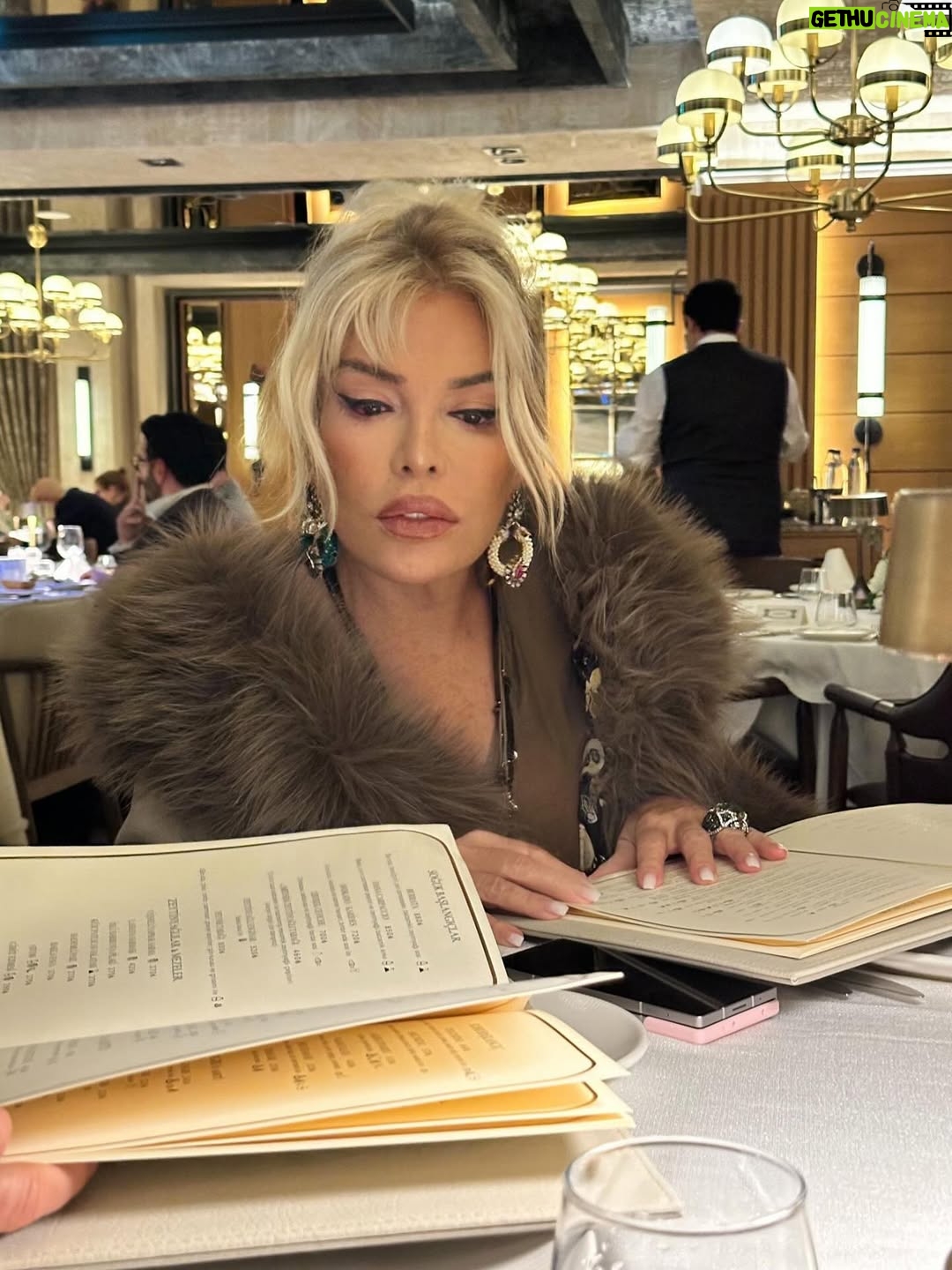 Ajda Pekkan - 69.9K Likes - Kıymetlilerim, 
Doğum günümde paylaştığınız tüm içten mesajlarınız, aramalarınız ve güzel dilekleriniz için her birinize gönülden teşekkür ederim.
Enerjiniz, sıcaklığınız ve samimi duygularınız beni her zaman olduğu gibi  çok mutlu etti.
Varlığınız ve sevginiz benim için en değerli hediye.
Sİzleri çok seviyorum ✨🙏😘✨
Hepinizi sevgiyle kucaklıyorum❤️