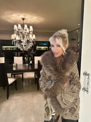 Ajda Pekkan Instagram - Kıymetlilerim, 
Doğum günümde paylaştığınız tüm içten mesajlarınız, aramalarınız ve güzel dilekleriniz için her birinize gönülden teşekkür ederim.
Enerjiniz, sıcaklığınız ve samimi duygularınız beni her zaman olduğu gibi  çok mutlu etti.
Varlığınız ve sevginiz benim için en değerli hediye.
Sİzleri çok seviyorum ✨🙏😘✨
Hepinizi sevgiyle kucaklıyorum❤️