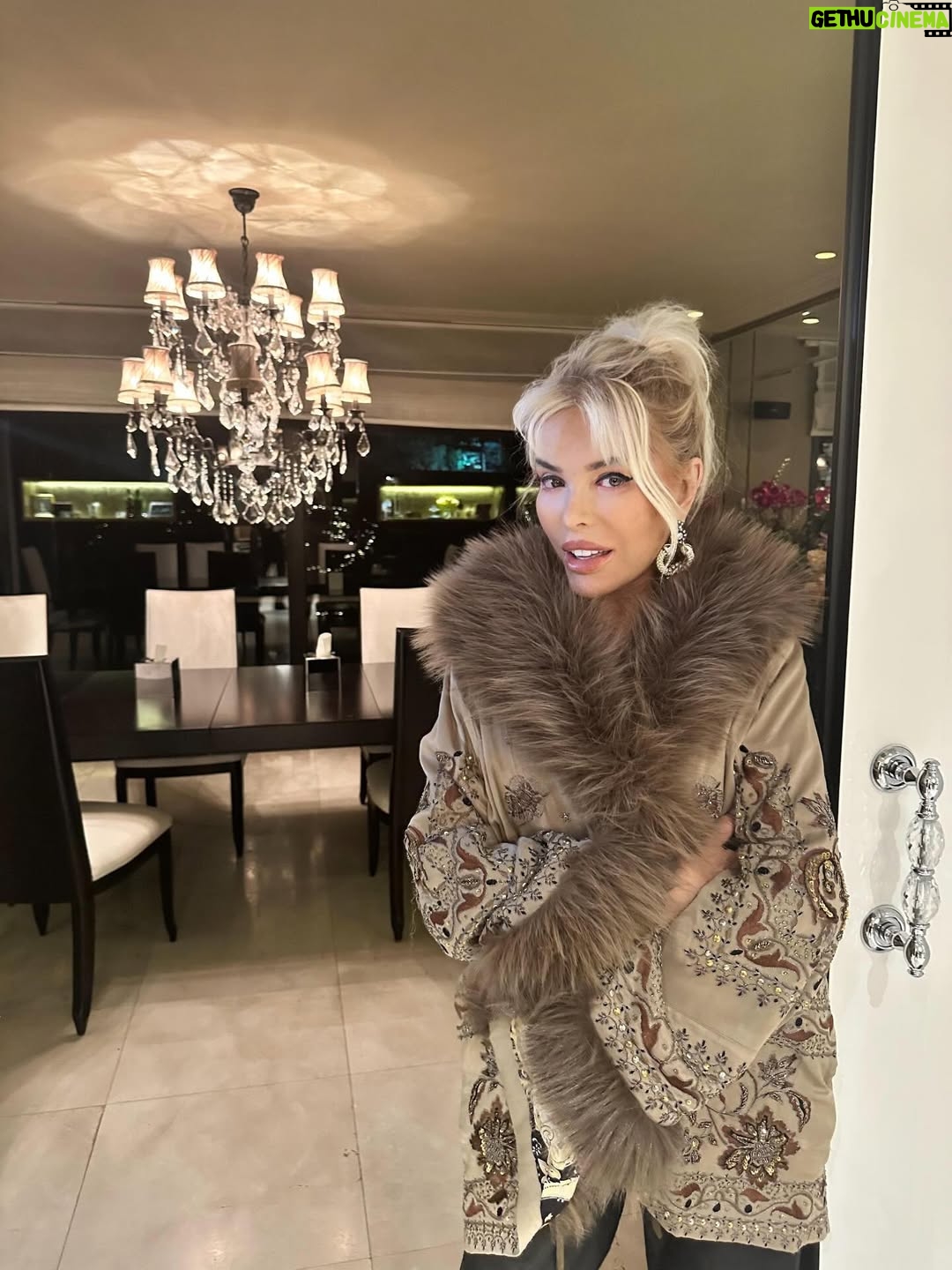 Ajda Pekkan - 69.9K Likes - Kıymetlilerim, 
Doğum günümde paylaştığınız tüm içten mesajlarınız, aramalarınız ve güzel dilekleriniz için her birinize gönülden teşekkür ederim.
Enerjiniz, sıcaklığınız ve samimi duygularınız beni her zaman olduğu gibi  çok mutlu etti.
Varlığınız ve sevginiz benim için en değerli hediye.
Sİzleri çok seviyorum ✨🙏😘✨
Hepinizi sevgiyle kucaklıyorum❤️