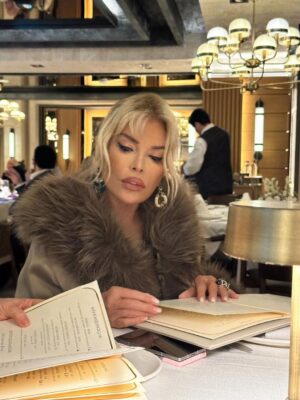 Ajda Pekkan Instagram - Kıymetlilerim, 
Doğum günümde paylaştığınız tüm içten mesajlarınız, aramalarınız ve güzel dilekleriniz için her birinize gönülden teşekkür ederim.
Enerjiniz, sıcaklığınız ve samimi duygularınız beni her zaman olduğu gibi  çok mutlu etti.
Varlığınız ve sevginiz benim için en değerli hediye.
Sİzleri çok seviyorum ✨🙏😘✨
Hepinizi sevgiyle kucaklıyorum❤️