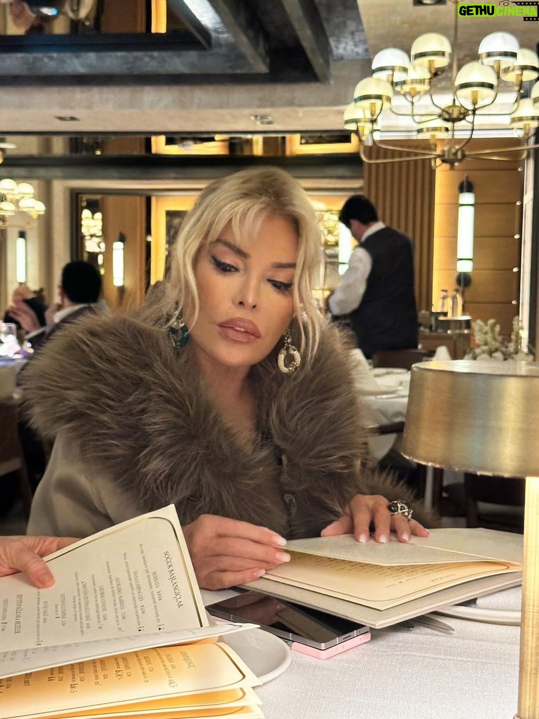 Ajda Pekkan - 69.9K Likes - Kıymetlilerim, 
Doğum günümde paylaştığınız tüm içten mesajlarınız, aramalarınız ve güzel dilekleriniz için her birinize gönülden teşekkür ederim.
Enerjiniz, sıcaklığınız ve samimi duygularınız beni her zaman olduğu gibi  çok mutlu etti.
Varlığınız ve sevginiz benim için en değerli hediye.
Sİzleri çok seviyorum ✨🙏😘✨
Hepinizi sevgiyle kucaklıyorum❤️