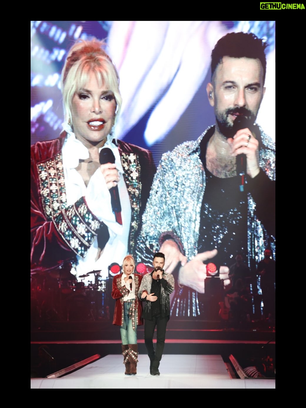 Ajda Pekkan - 52.5K Likes - Canım Tarkan’ım,
Dün rüya gibi bir gece yaşadık ve yaşattın…
Hep birlikte geriye ne güzel bir anı bıraktık.
Müziğin, enerjin ve seyirciyle kurduğun o eşsiz bağ, geceyi bambaşka bir yere taşıdı.
Böyle büyülü bir geceyi birlikte paylaşabilmek ne büyük mutluluk ✨
Seni çooook seviyorum ❤️ 
📸 @yigit___eken @ardaaytan
Kostüm: @burcusedefofficial