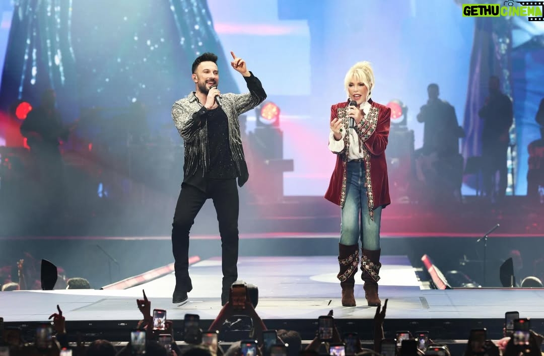Ajda Pekkan - 52.5K Likes - Canım Tarkan’ım,
Dün rüya gibi bir gece yaşadık ve yaşattın…
Hep birlikte geriye ne güzel bir anı bıraktık.
Müziğin, enerjin ve seyirciyle kurduğun o eşsiz bağ, geceyi bambaşka bir yere taşıdı.
Böyle büyülü bir geceyi birlikte paylaşabilmek ne büyük mutluluk ✨
Seni çooook seviyorum ❤️ 
📸 @yigit___eken @ardaaytan
Kostüm: @burcusedefofficial