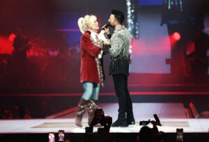 Ajda Pekkan Instagram - Canım Tarkan’ım,
Dün rüya gibi bir gece yaşadık ve yaşattın…
Hep birlikte geriye ne güzel bir anı bıraktık.
Müziğin, enerjin ve seyirciyle kurduğun o eşsiz bağ, geceyi bambaşka bir yere taşıdı.
Böyle büyülü bir geceyi birlikte paylaşabilmek ne büyük mutluluk ✨
Seni çooook seviyorum ❤️ 
📸 @yigit___eken @ardaaytan
Kostüm: @burcusedefofficial
