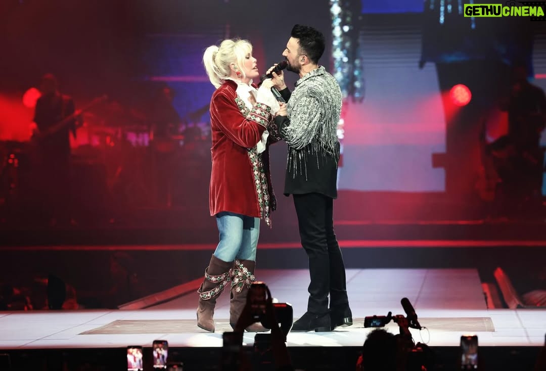 Ajda Pekkan - 52.5K Likes - Canım Tarkan’ım,
Dün rüya gibi bir gece yaşadık ve yaşattın…
Hep birlikte geriye ne güzel bir anı bıraktık.
Müziğin, enerjin ve seyirciyle kurduğun o eşsiz bağ, geceyi bambaşka bir yere taşıdı.
Böyle büyülü bir geceyi birlikte paylaşabilmek ne büyük mutluluk ✨
Seni çooook seviyorum ❤️ 
📸 @yigit___eken @ardaaytan
Kostüm: @burcusedefofficial